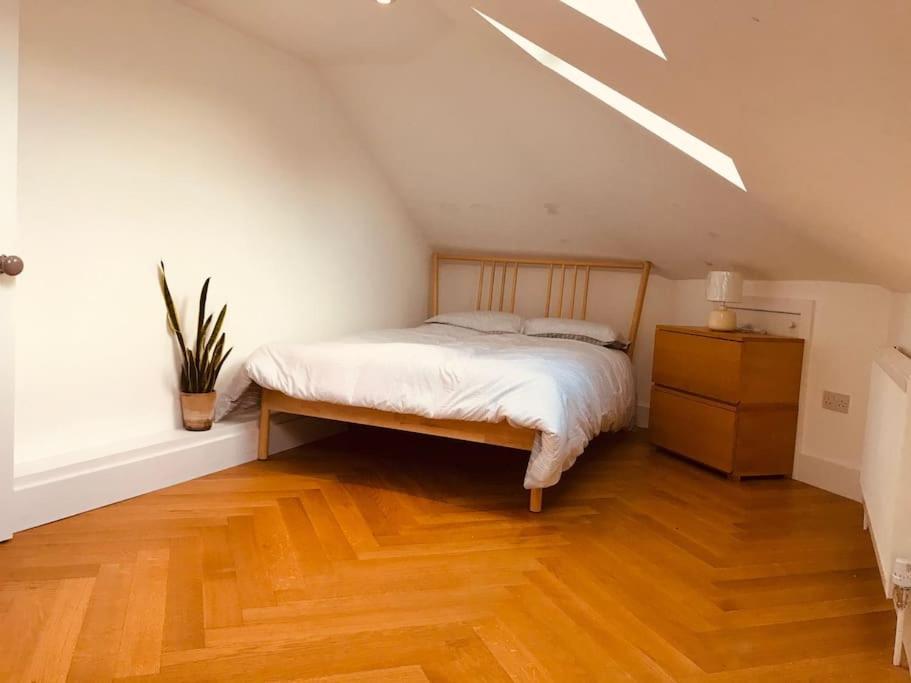 Апартаменти Stylish New Listing! Free Parking, Trendy Location Лондон Екстер'єр фото